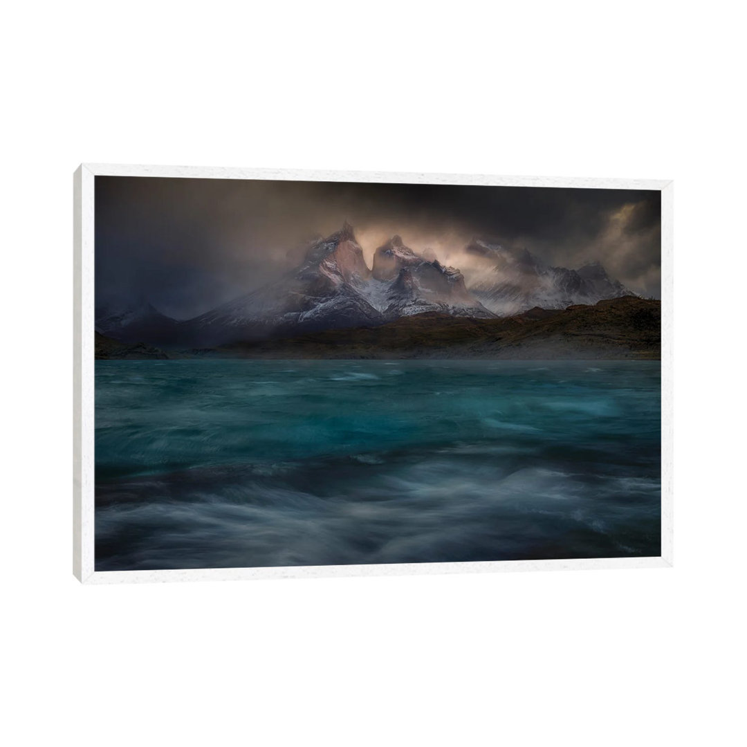 Stürmische Winde über den Torres Del Paine von Peter Svoboda - Galerie-verpackte Leinwand Giclée auf Leinwand