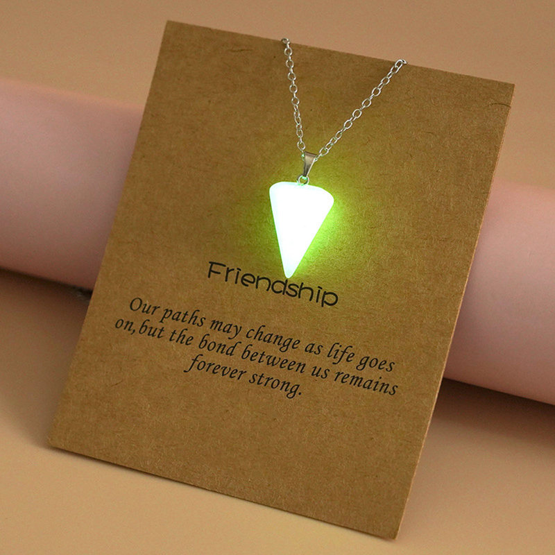 Un pendentif en cristal fluorescents lumineux colliers dans le cristal foncé pendentifs chaîne de pierre hexagonale colliers cadeau de Noël