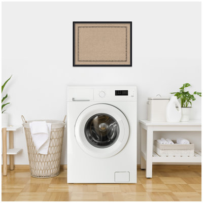 Babillard Kate et Laurel encadré en tissu avec bordure festonnée noire en lin imprimé contemporain pour une utilisation comme babillard ou organisation murale