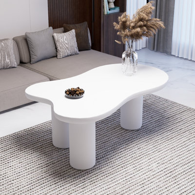 Table basse blanche à nuage facile à assembler avec plateau de 1,5 pouce d'épaisseur, table basse crème irrégulière, 3 pieds robustes et table de centre ronde élégante.