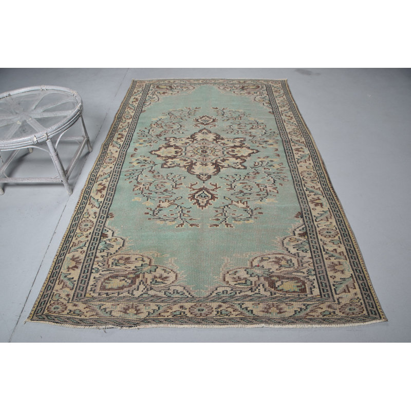 Tapis turc rétro fabriqué à la main avec un élégant motif floral vert menthe pour un décor oriental oriental