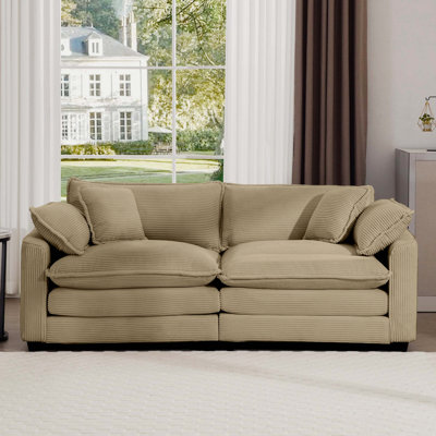 Canapé de salon moderne rembourré avec quatre coussins, offrant une assise profonde et un mélange de confort et de style pour votre maison
