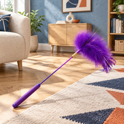 Un boa en plumes scintillantes et une boule froissée équipent ce bâton de taquin interactif mauve pour l'entraînement et le plaisir des chats à l'intérieur.