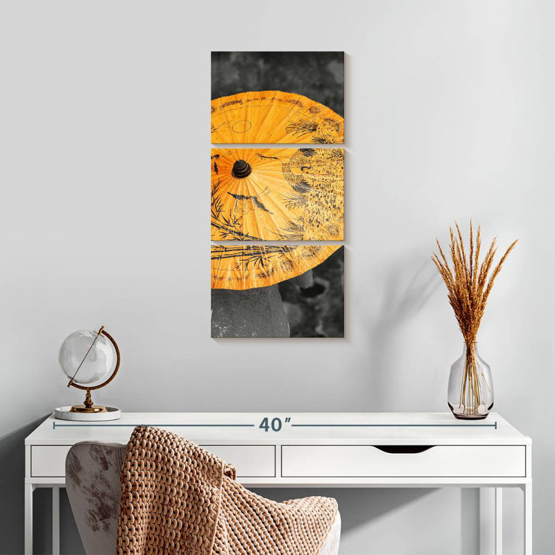 Parasol traditionnel jaune, H 27 po x l 12 po