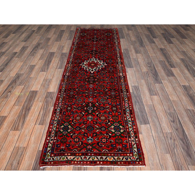 Tapis de couloir 2 pi 7 po x 9 pi 7 po rouge cerise Hussainabad nouveau avec médaillon géométrique, noué à la main, velours, laine douce et brillante, tapis oriental