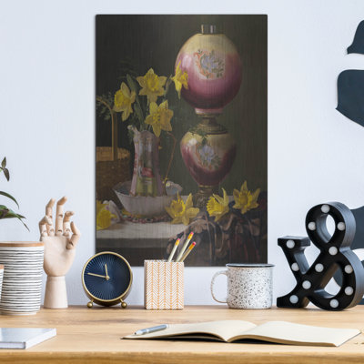 Lampe victorienne avec jonquilles par Christopher Pierce