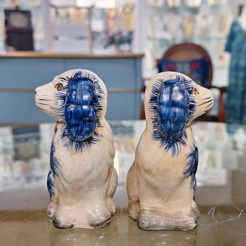 Petite paire de figurines de chien style Staffordshire bleu