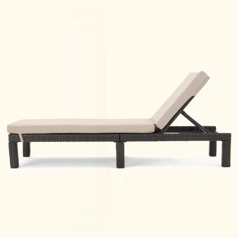 Chaise longue en osier confortable pour se détendre à l'extérieur, rehaussant l'expérience du patio., Beige, Marron foncé