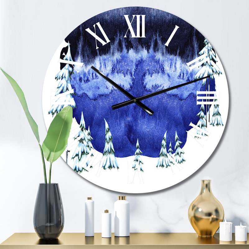 Panorama avec sapins recouverts de neige sur un ciel bleu - horloge murale traditionnelle, Petit