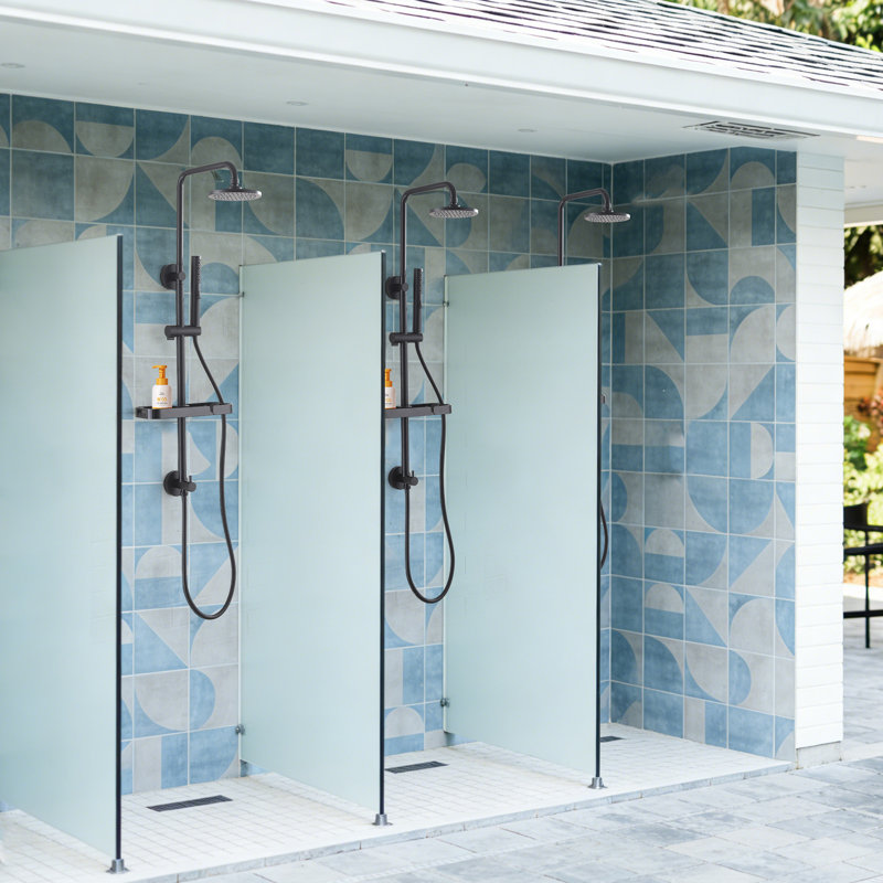 Le système de douche multifonctionnel tout-en-un avec baguette de douche à main, pomme de douche et plateau de rangement