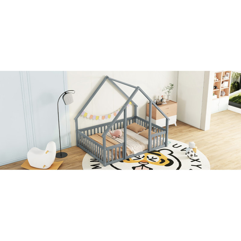 Lit double en bois en forme de maison avec clôture, garde-corps