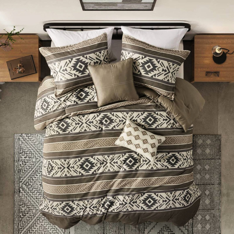 Édredon 5 pièces avec coussins décoratifs, double / grand, motif à chevrons brun rayé. Microfibre, lavable à la machine et nettoyage des taches en couleur. Rembourrage, tissu