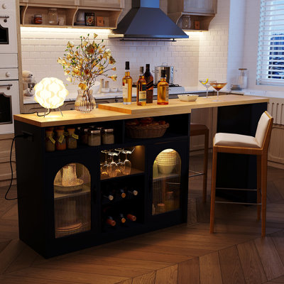 Îlot de cuisine moderne Baylen avec plateau de table extensible, éclairage DEL, support à vin et prise de courant