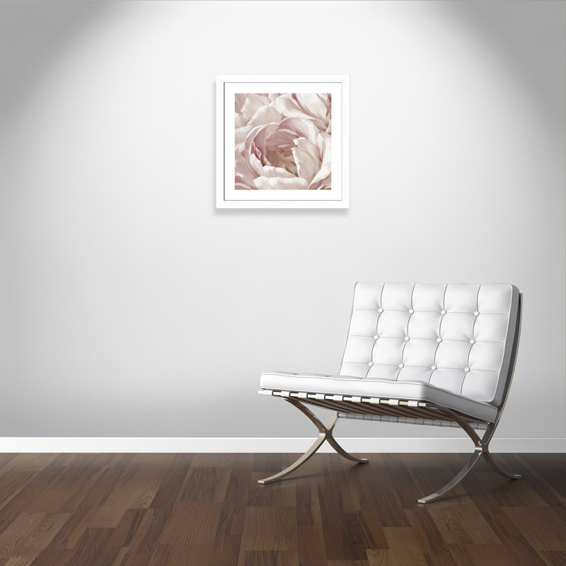 Intime rosé II - photographie, Cadre blanc, H 25 po x l 25 po x P 1,25 po