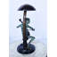 Statue de grenouille jouant du violoncelle sous le champignon - Taille: L 10 po x l 10 po x H 24 po.