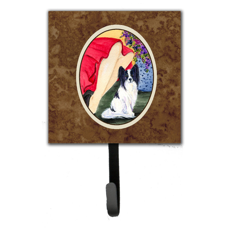 Femme avec porte-laisse papillon et crochet à clé