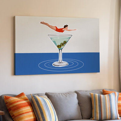 Toile, une illustration fantaisiste mettant en vedette un grand art mural rempli de verre à martini transparent avec un liquide vert clair mettant en vedette trois œuvres d'art sur toile
