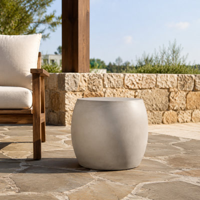 Table de bout ovale d'extérieur légère, durable, résistante aux intempéries, accessoire de mobilier d'extérieur moderne, minimaliste et fonctionnel