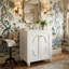 Console de meuble-lavabo de 24 po de style néoclassique avec lavabo central en céramique de 4 po, armoire à double porte à relief elliptique sur une grille à lattes aérodynamique et des pieds fuselés sculptés (blanc et bleu)-129381666