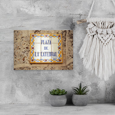 «Tile Sign of Plaza De La Catedral», La Havane, Cuba, art urbain contemporain, art mural