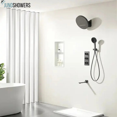 Système de douche mural noir mat à trois poignées Juno Commercial