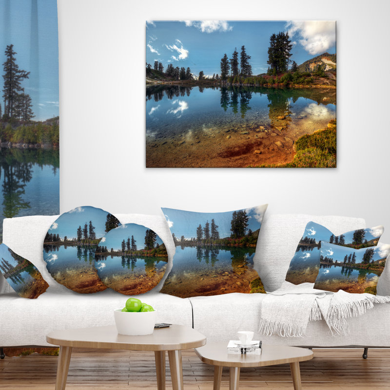 Clear Lake avec rangée de pins - coussin à imprimé paysage