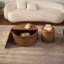 Table basse ronde de 31,5 po avec plateau en rotin Boho-Chic, base en bois aux tons naturels et rangement dissimulé