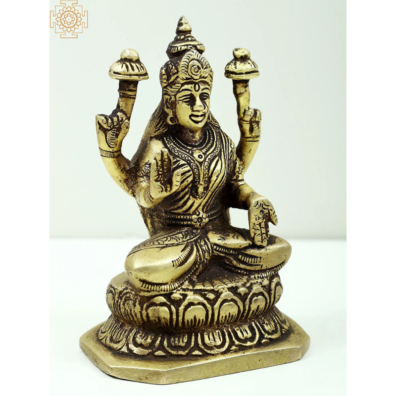 Déesse Lakshmi assise sur un piédestal