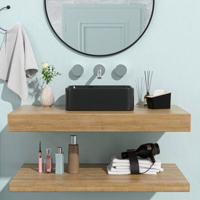 Lavabo de salle de bain rectangulaire en céramique noire 16 po x 12 po. Influence européenne moderne. Apparence gracieuse, faible absorption d'eau. Teinture, finition lisse. Installation au-dessus du comptoir. Trou de drainage 1 3/4 po. 16 x 12 po