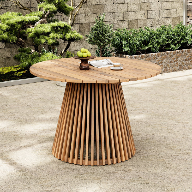 Table de salle à manger ronde d'extérieur en bois de 123 cm (48,49 pouces) avec une teinte rustique, une stabilité exceptionnelle et un confort optimal sur une terrasse ou un patio. Style harmonieux, design distinctif, entretien facile.