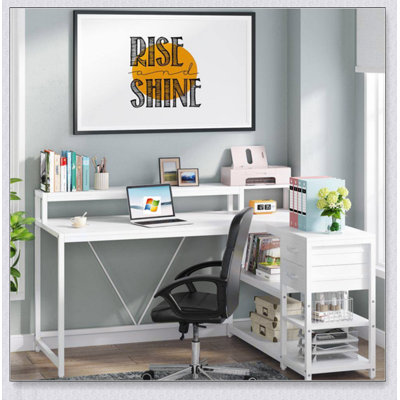 Bureau de bureau en L de 55 pouces avec élévateur de moniteur, tiroirs et tablettes de rangement, bureau d'ordinateur de coin pour les petits espaces, table d'écriture de style maison de campagne