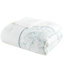 Très grand édredon - 100% coton, blanc avec broderie bleu foncé, comprend un édredon, une jupe de lit, 2 taies décoratives,