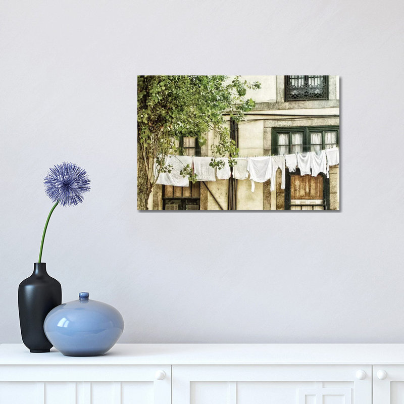 Laundry Laundry Day par Michelee Scott - Photographie sur toile tendue, H 12 po x l 18 po x 1,5 po
