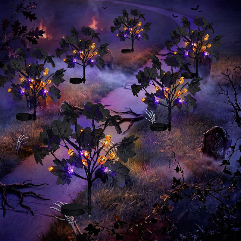 Deux ensembles de lampes solaires de jardin, décorées pour l'Halloween et pour toute la saison d'automne.