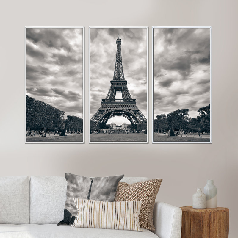 Paris Eiffel Tower Under Dramatic Sky - Photographie de 3 pièces sur toile, H 32 po x l 48 po x P 1 po, Blanc