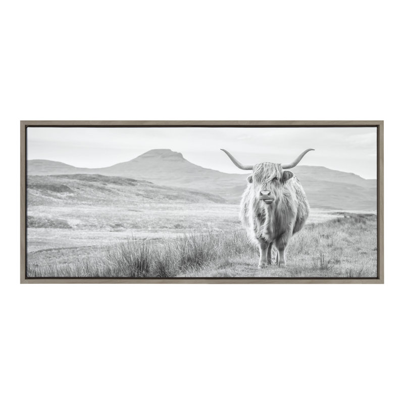 «Highland Cow Mountain Landscape Black and White» par The Creative Bunch Studio, reproduction d'art sur toile encadrée, Gris