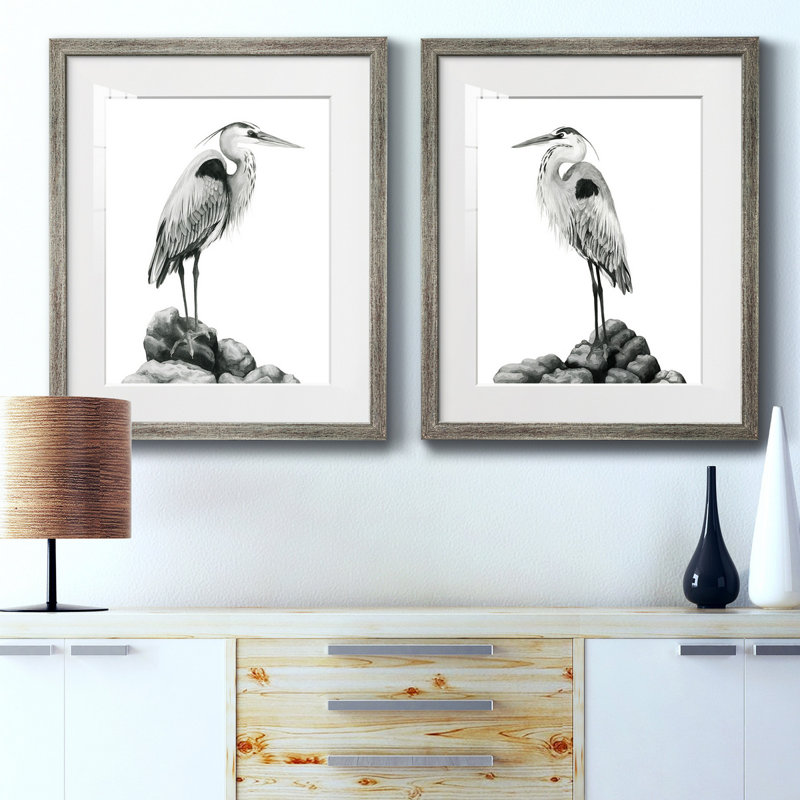 Shoreline Heron in B&W I, reproduction encadrée de qualité supérieure - prête à être accrochée