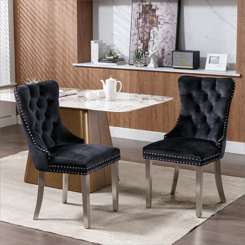 Chaise en velours moelleux avec garniture cloutée