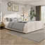 Très grande base de lit avec tête de lit tapissier recouverte de lin, pieds en bois, beige