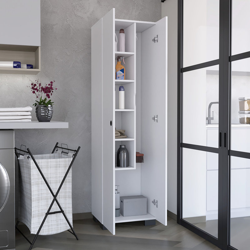 Armoire à balai mince blanche avec tablette intérieure et cintres pour accrocher la capacité de rangement