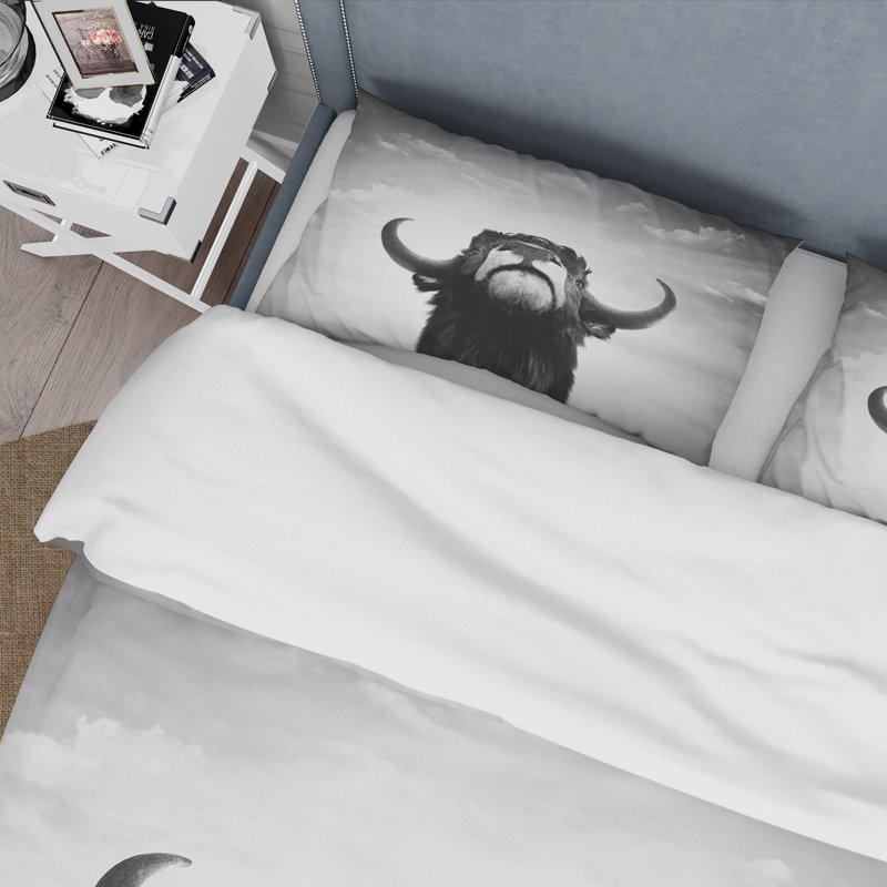 Portrait monochrome d'un taureau espagnol I - ensemble de housse de couette Farmhouse - microfibre de polyester
