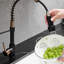 Robinet d'évier de cuisine commercial avec levier rétractable, levier unique, design noir et or rose, fonction à DEL, style contemporain, matériau principal en laiton, bec arqué rotatif à 360 degrés, finition empreinte digitale