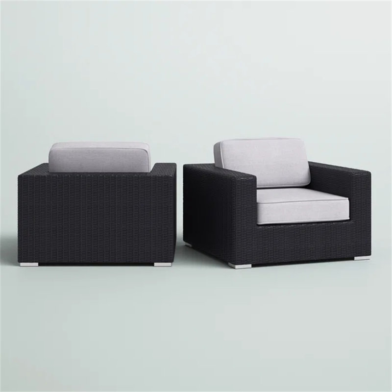Chaise de patio entièrement assemblée avec coussins (excluant la table)