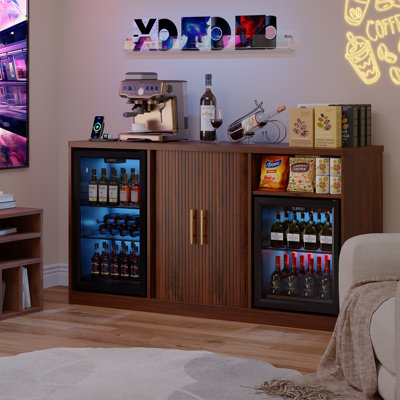 Armoire à café cannelée de 65 po de largeur avec espace pour réfrigérateur et station de charge, porte coulissante et support à verres à vin, noyer