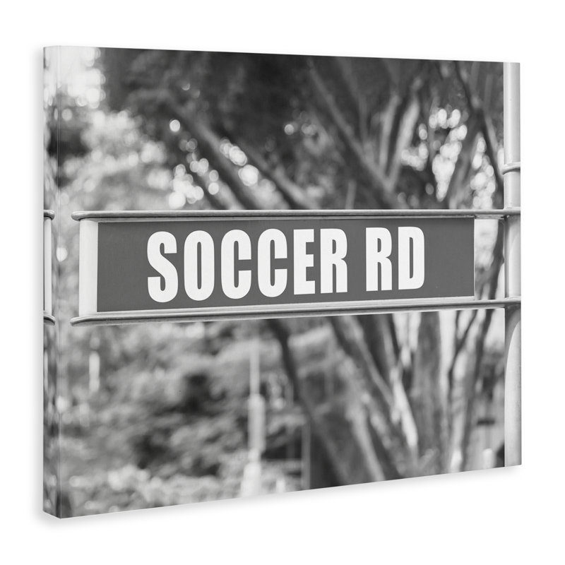 «Soccer Soccer Sign», art mural sur toile par Daphne Polselli, H 16 po x l 20 po