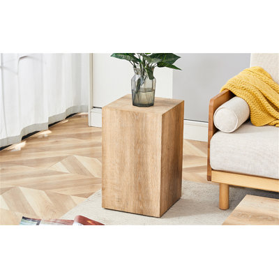 Rehaussez votre espace de vie avec cette table basse moderne en panneau de fibres à densité moyenne qui présente des motifs de texture de couleur bois clair et doux. Il est caractérisé par un design élégant. 12 * 12 * 19,6