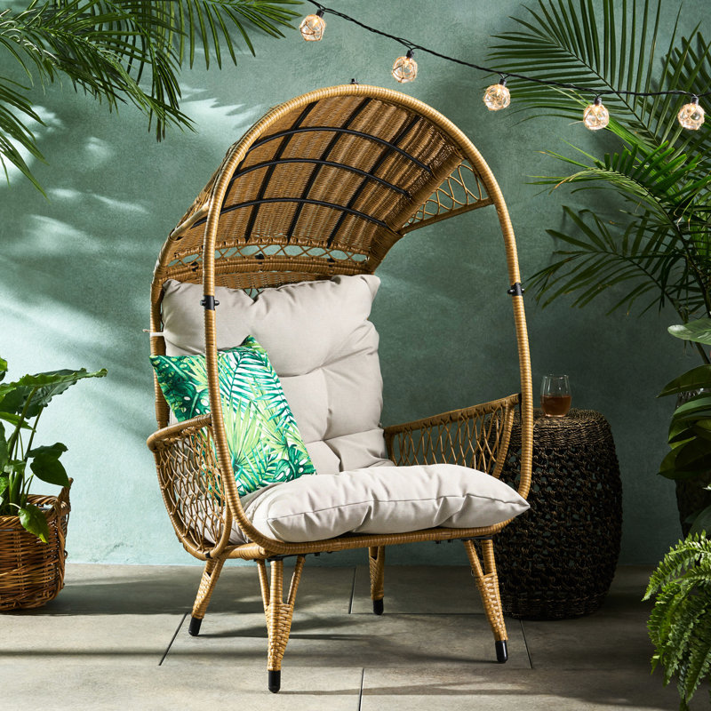 Chaise d'extérieur décontractée pour l'extérieur avec cadre en métal et coussins en tissu aquatique