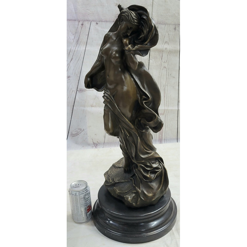 Sculpture sensuelle nue dans une statue de bronze