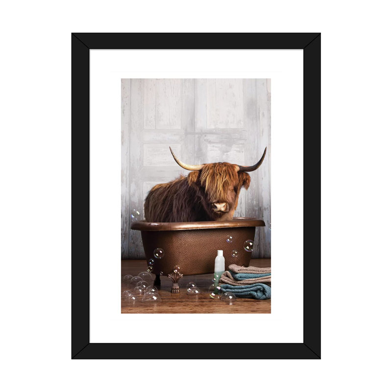 «Highland Cow In The Tub», reproduction d'impression sur toile, H 24 po x l 32 po, Impression encadrée avec passe-partout