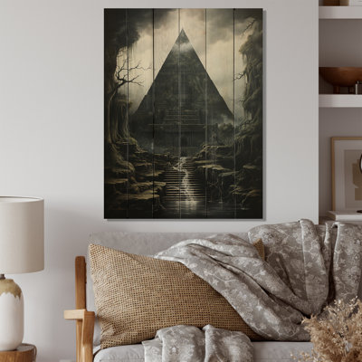 Pyramide silencieuse majestueuse sur bois